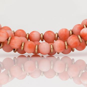 COLLIER med koraller samt briljantslipade diamanter totalt ca 0.68ct. Två droppformade koraller medföljer.