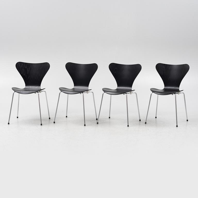 Arne Jacobsen, stolar, 4 st, "Sjuan", Fritz Hansen, daterad 2019.