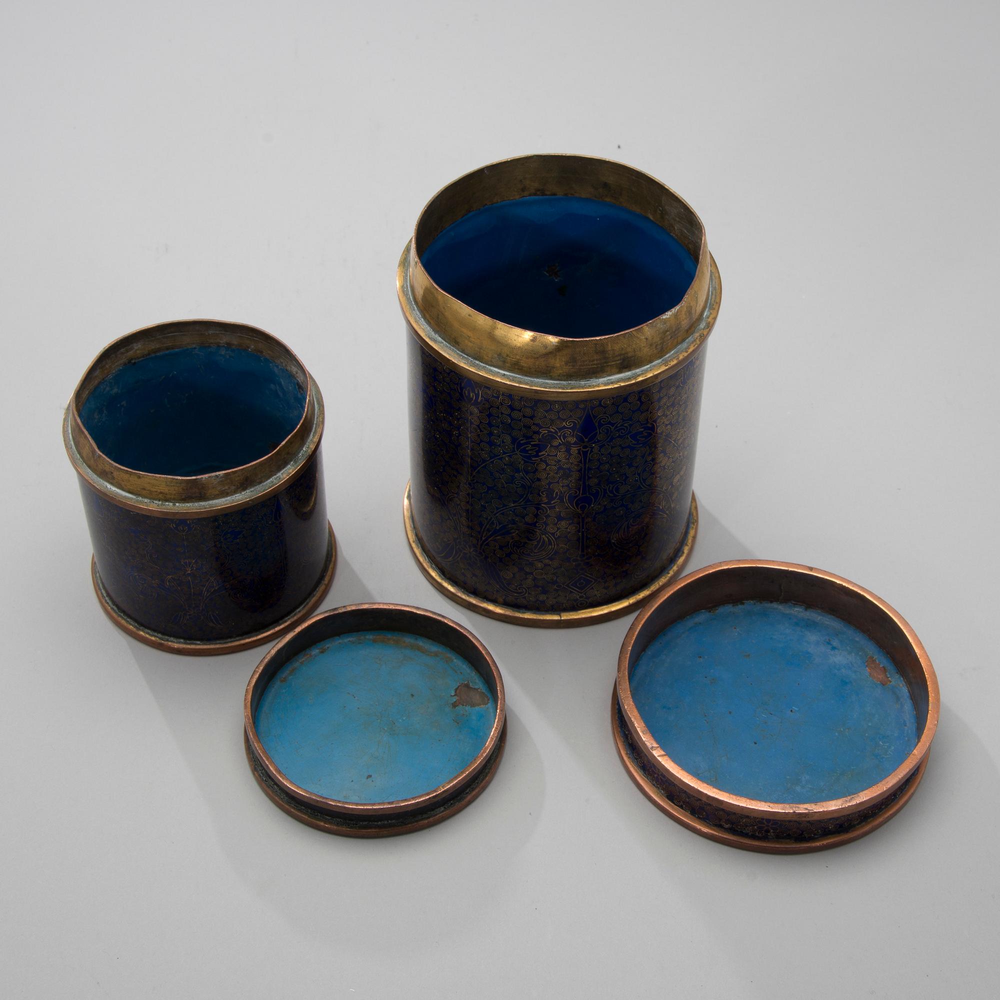 BURKAR, 2 st, cloisonné och koppar, Kina 1800-talets slut.