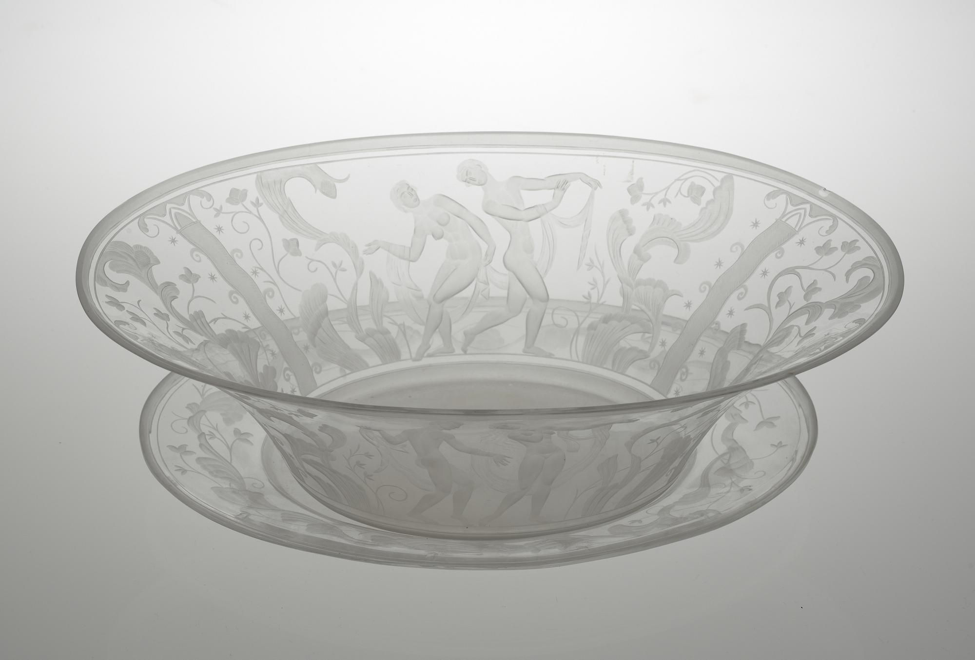 A Simon Gate engraved glass bowl with a plate, Orrefors 1930.