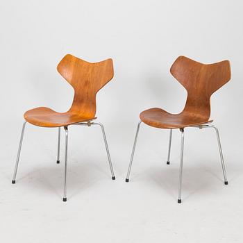 Arne Jacobsen, stolar, 2 st, "Grand Prix", Fritz Hansen, 1960-tal.