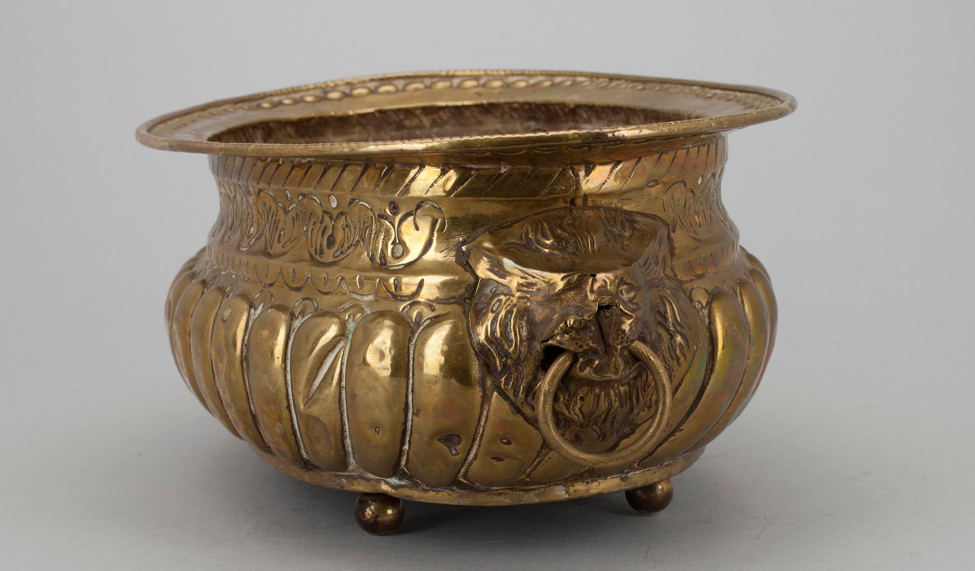 VINKYLARE / YTTERFODER samt YTTERFODER, mässing, Frankrike 1800-luku.