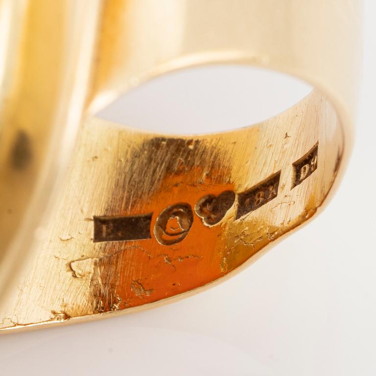 An 18K gold and carnelian ring.