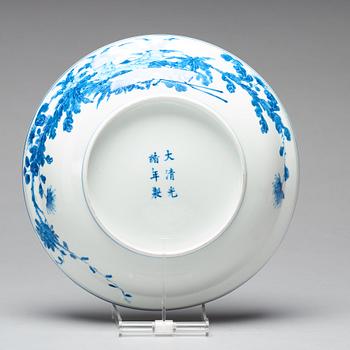 A large blue and white bowl with cover, Qing dynasty, Guangxu mark and period (1875-1908).