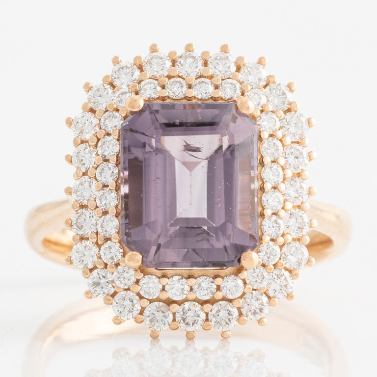 Ring, cocktail ring with purple tourmaline and brilliant-cut diamonds.