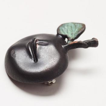 Claude Lalanne brosch brons "Pomme bouche".