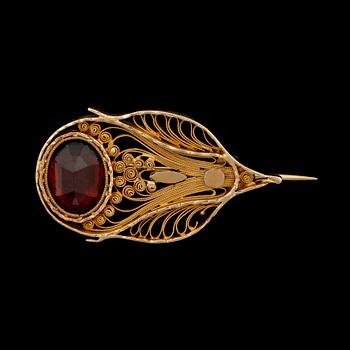 BROSCH, empire, 18 k guld med granat, Stockholm, 1811. Vikt 2 g.