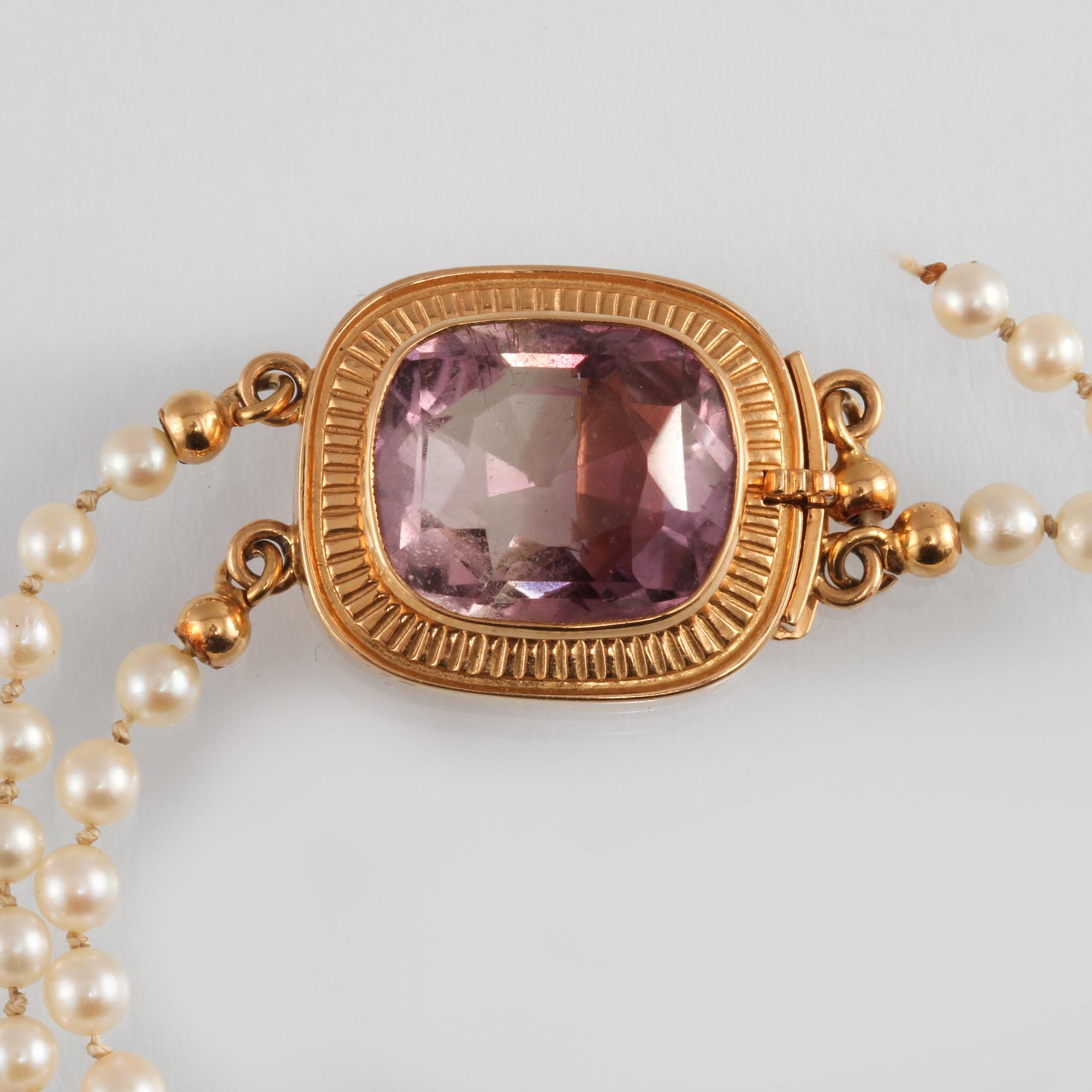 COLLIER, odlade pärlor med lås i 18K guld med fasettslipad ametist, Ceson, Göteborg, 1961.