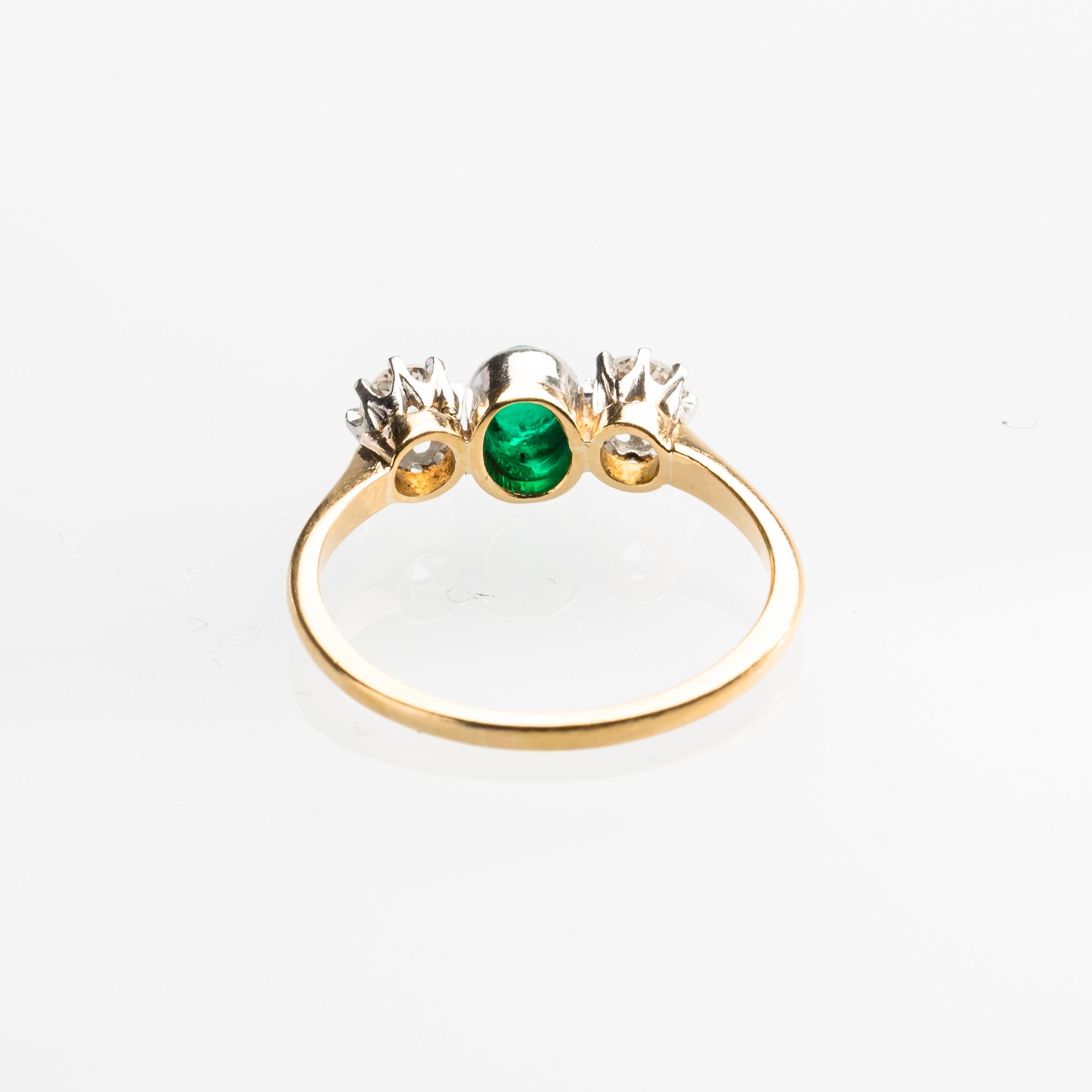 RING, 18 k guld med diamanter ca 0.40 ct samt cabochonslipad grön sten. Vikt ca 2,8 g.