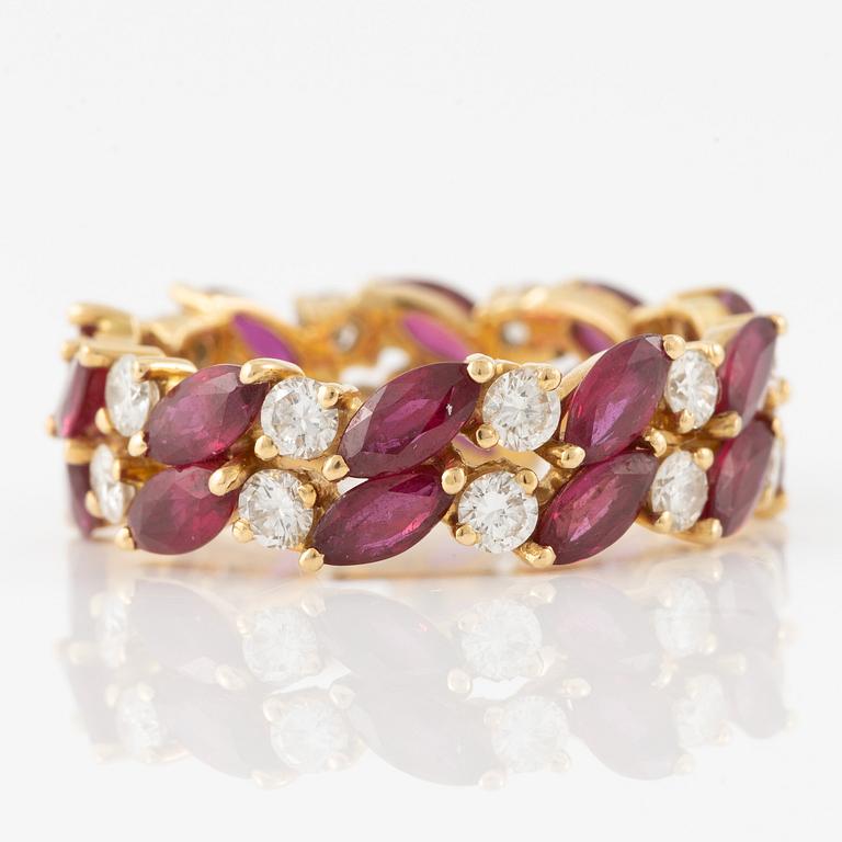 Ring, 18K gold with cushion-cut rubies and brilliant-cut diamonds.
