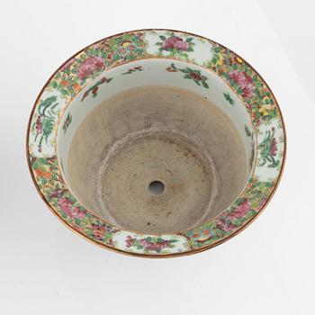 Three porceain flower pots, China, Qing dynasty, second half of the 19th century and around 1900.