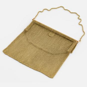 An evening bag in 18K gold.