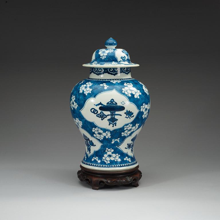 A blue and white jar with cover, Qing dynasty, Kangxi (1662-1722).