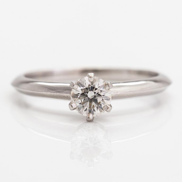 Tiffany & Co, A platinum ring with a ca. 0.41 ct diamond. Marked Tiffany & Co, 19178048.