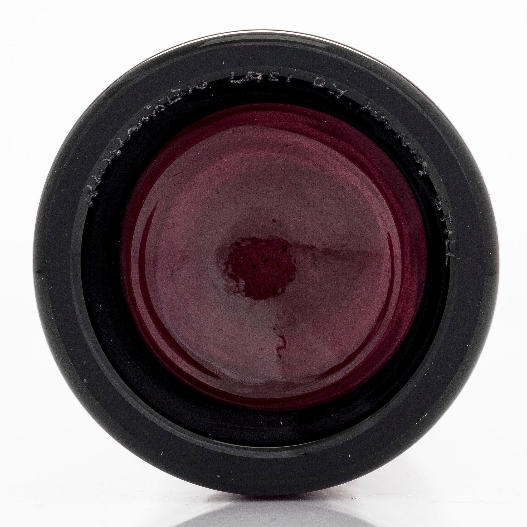 Nanny Still, a glass bottle signed Riihimäen Lasi O.Y Nanny Still.