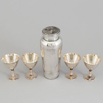 SHAKER med GLAS,4 st, nysilver, bland annat C G Hallberg, 1900-tales mitt.