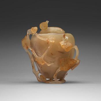 84. A Chinese agathe vase with cover, 20th Century.