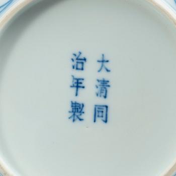 A set of blue and white lotus dishes, Qing dynasty, 19th century with Tongzhis six character mark in underglaze blue.