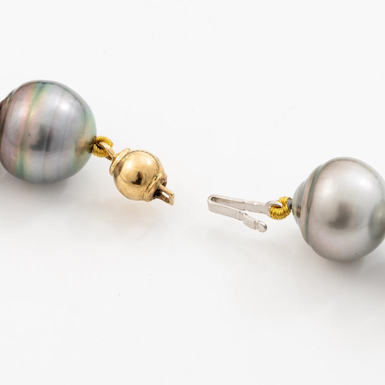 Necklace with cultured baroque Tahitian pearls and an 18K gold clasp.