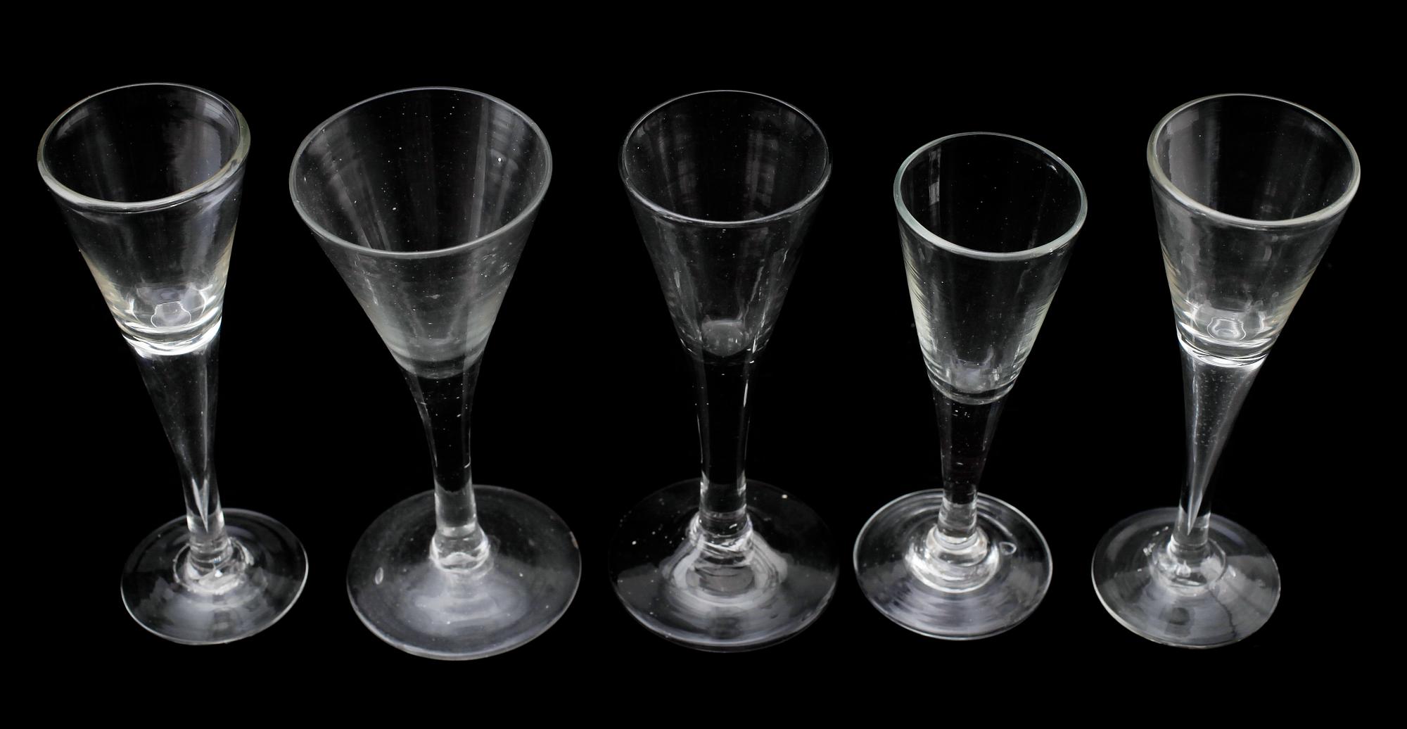 VINGLAS, 5 st snarlika, 1700-/1800-tal.