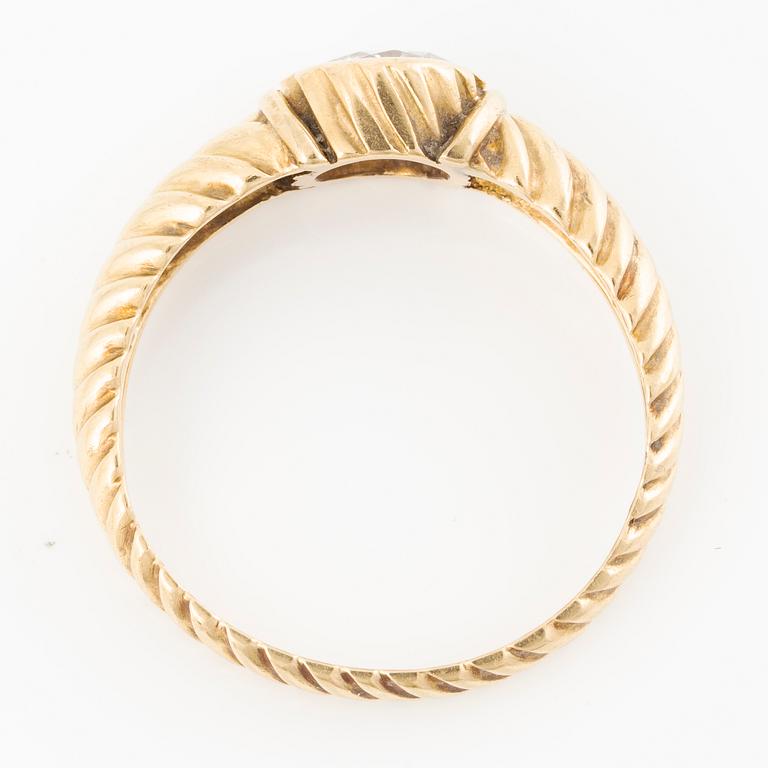 Ring, 18K guld med solitär briljantslipad diamant.