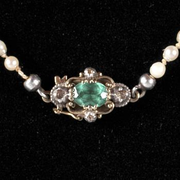 COLLIER, odlade pärlor, lås i 18k guld med grön turmalin. 1900-talets nitt.