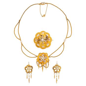 506. A parure in 18K gold with pearls, 19th century.