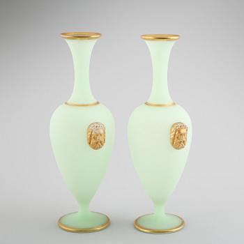 VASER, 1 par, grönt glas, omkring år 1900.
