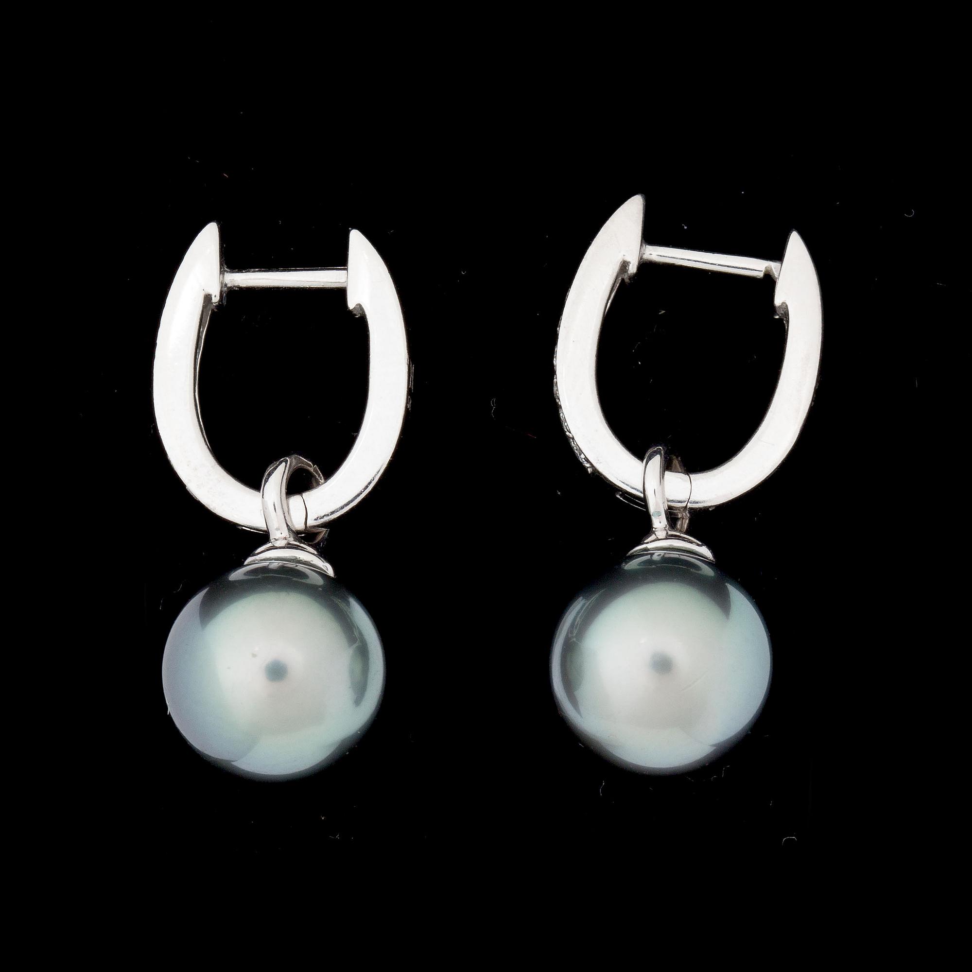 ÖRHÄNGEN, ett par med odlade Tahitipärlor, 14K vitguld samt briljantslipade diamanter. Vikt ca 5 g.