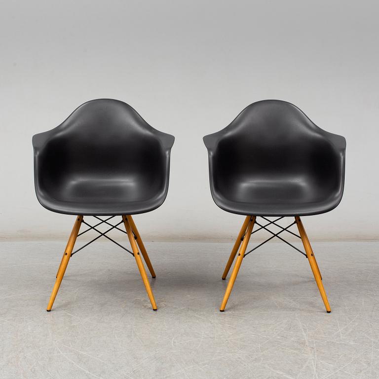 CHARLES & RAY EAMES, karmstolar, 1 par, "DAW", Vitra, 2017.