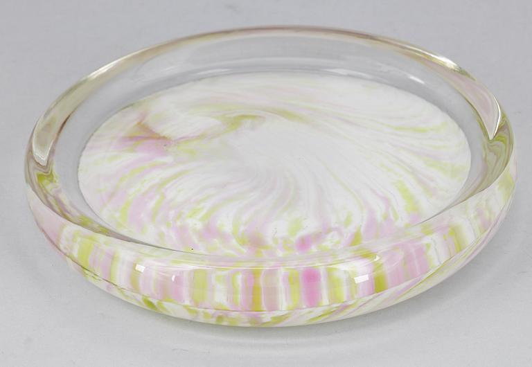 FAT, glas, Oiva Toikka, Nuutajärvi, Notsjö, Finland. 1900-talets andra hälft. Sign.