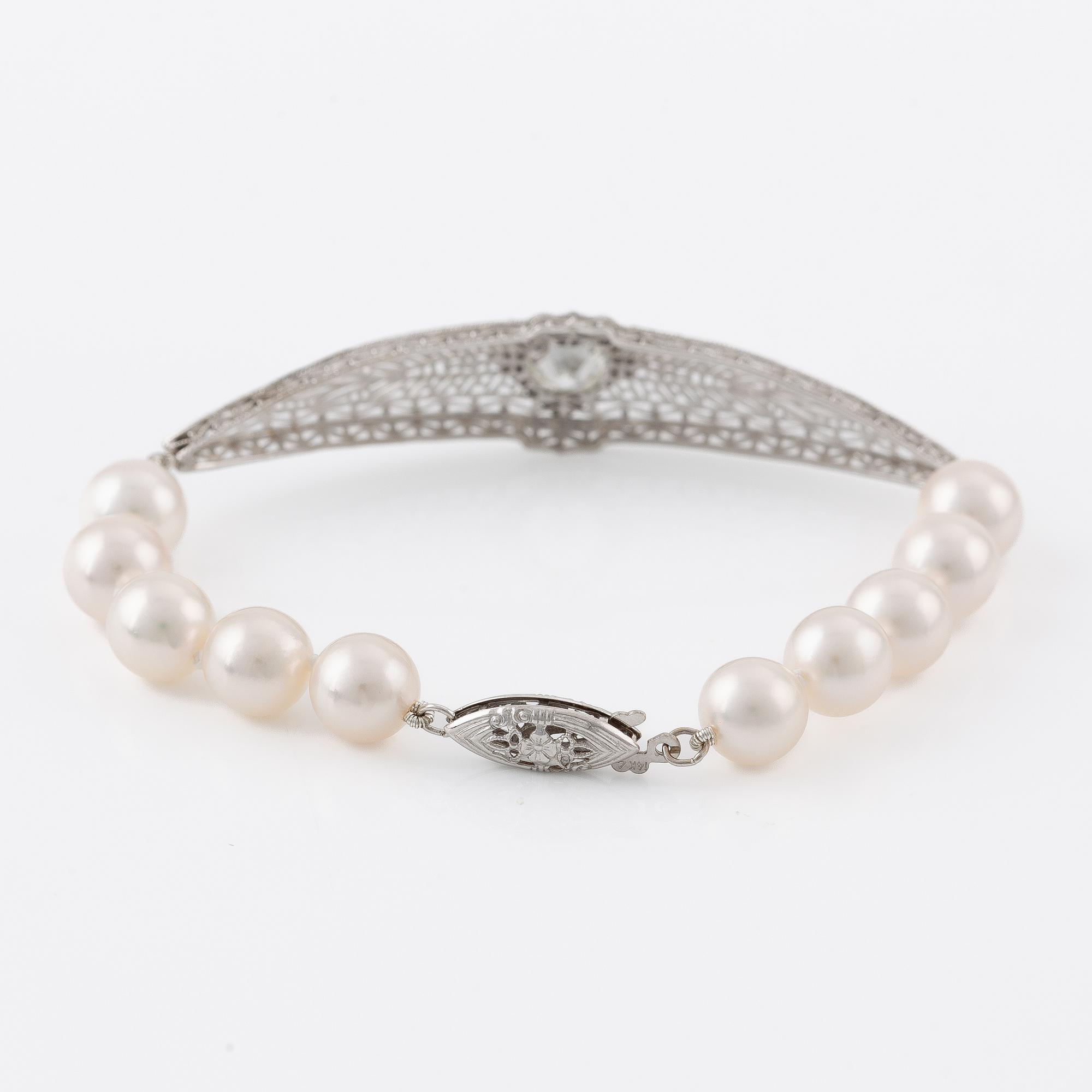 Armband, 14K vitguld, med odlade pärlor med mittstycke med briljantslipad diamant ca 1 ct.
