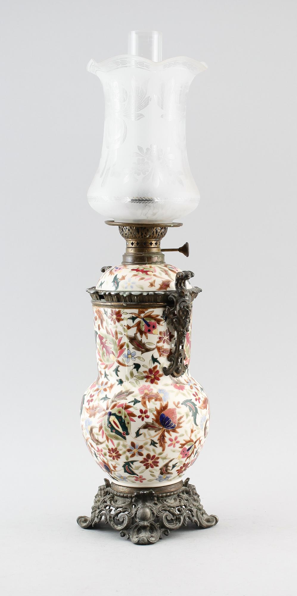 BORDSFOTOGENLAMPA, porslin, omkring år 1900.