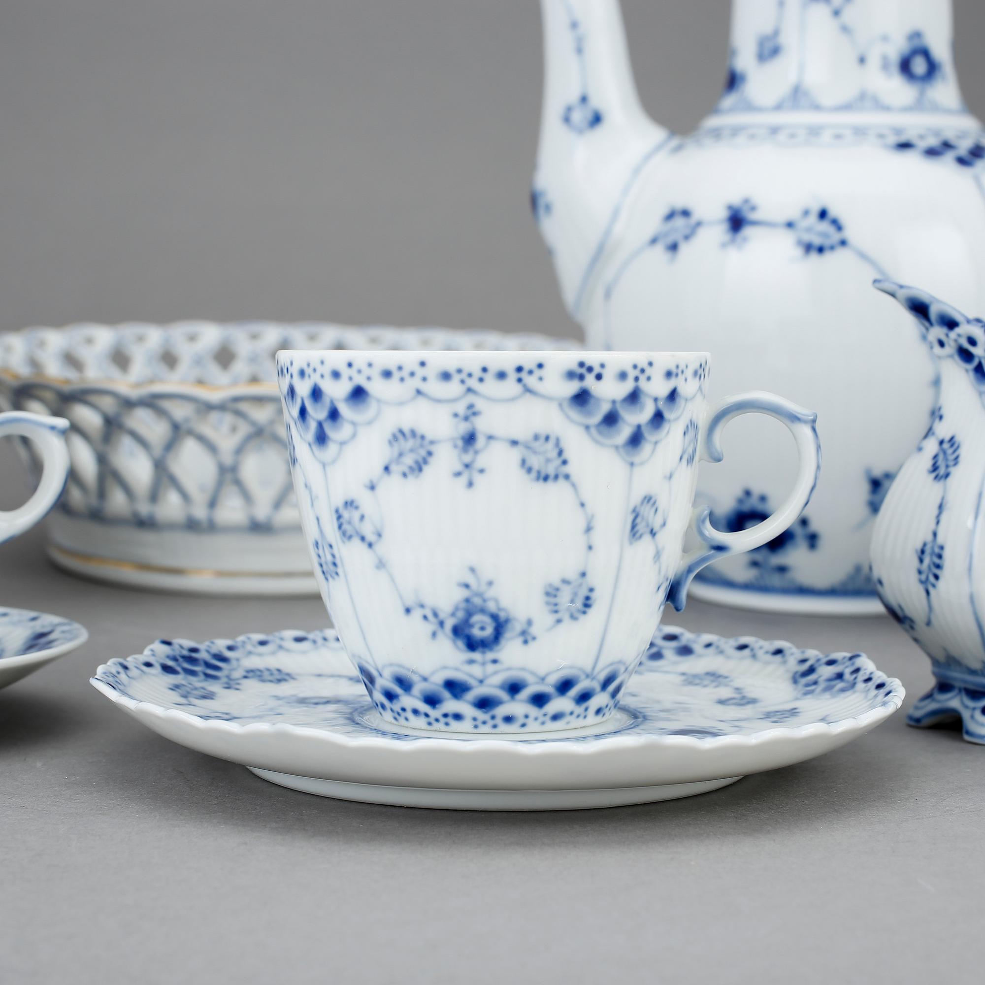 KAFFESERVISDELAR, 24 st, porslin, "Musselmalet", Royal Copenhagen, 1900-talets andra hälft.