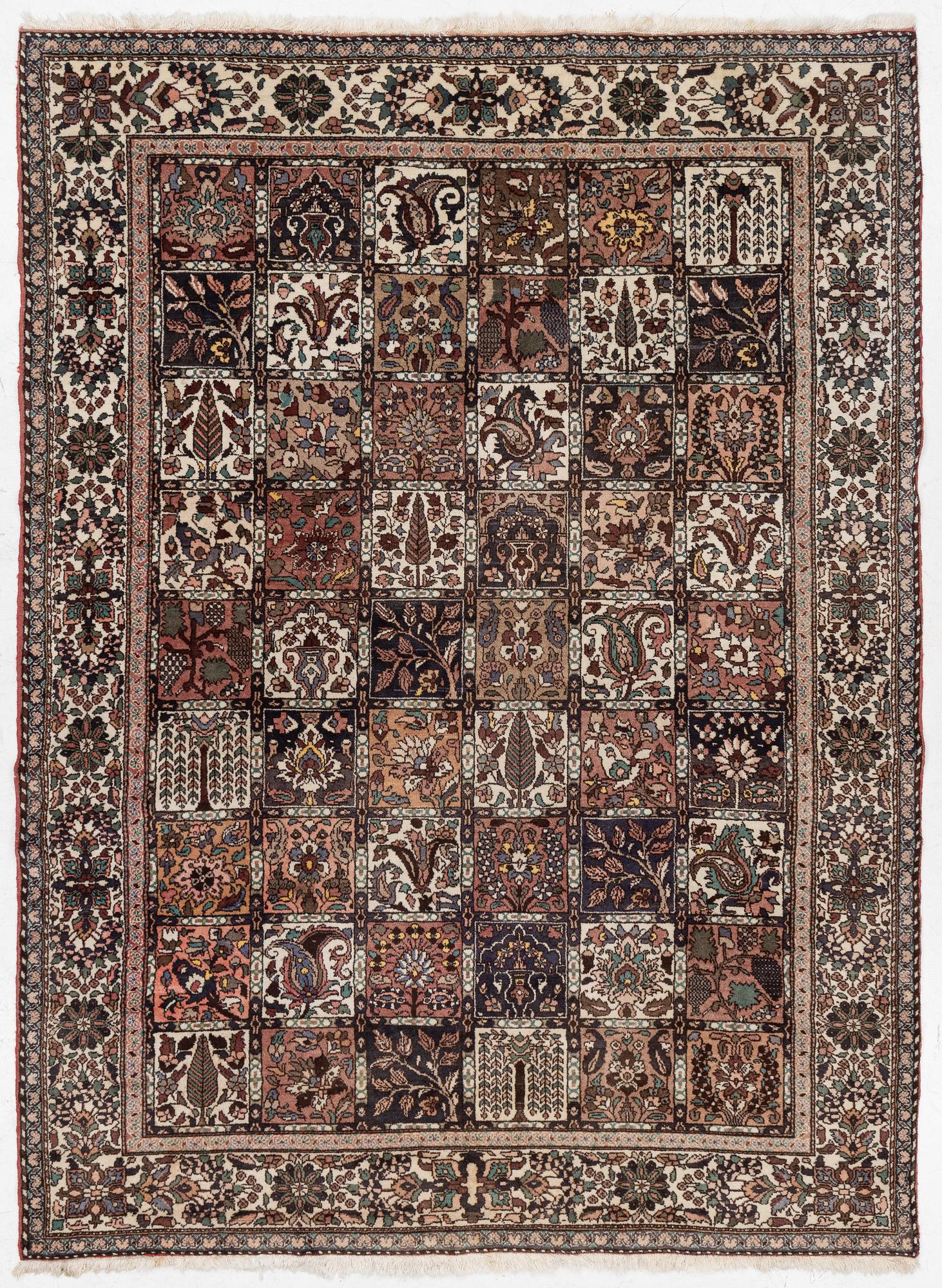 Carpet, Old Bakhtiari, approx. 301 x 223 cm.