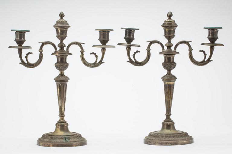 KANDELABRAR, ett par. Louis XVI-stil, 1800-talets slut.