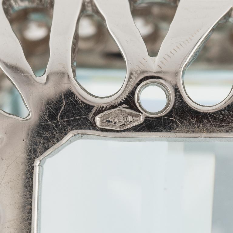 Hänge med kedja 18K vitguld med en trappslipad akvamarin och runda briljantslipade diamanter.