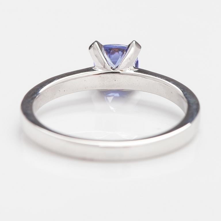 A 14K white gold ring with diamonds ca. 0.17 ct in total and a tanzanite.