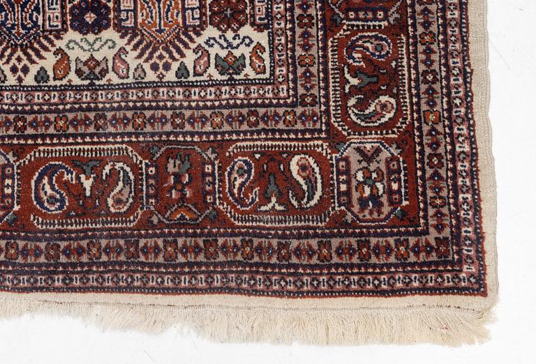 An oriental carpet, approx. 286 x 200 cm.