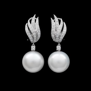 1090. A pair of South sea pearl earrings, 13.5 mm, set with brilliant cut diamonds, tot. 0.82 ct.