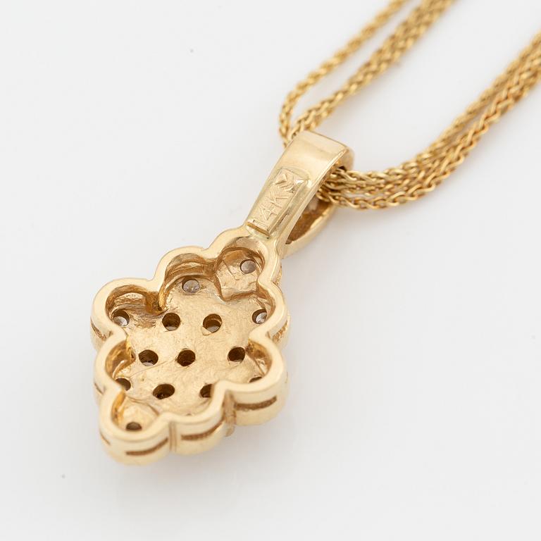 Pendant with chain in 14K gold set with round brilliant-cut diamonds.