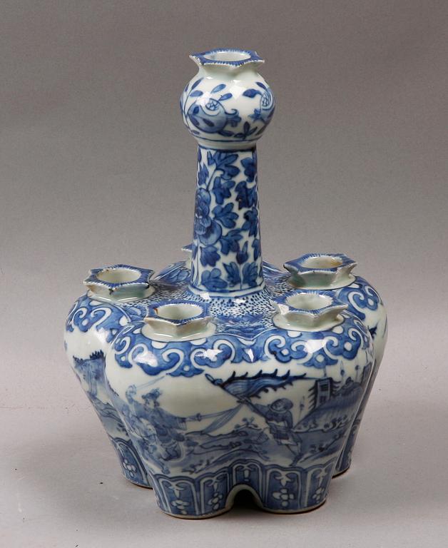 TULPANVAS, porslin, Kina. 1800-tal. Kangxi-stil.