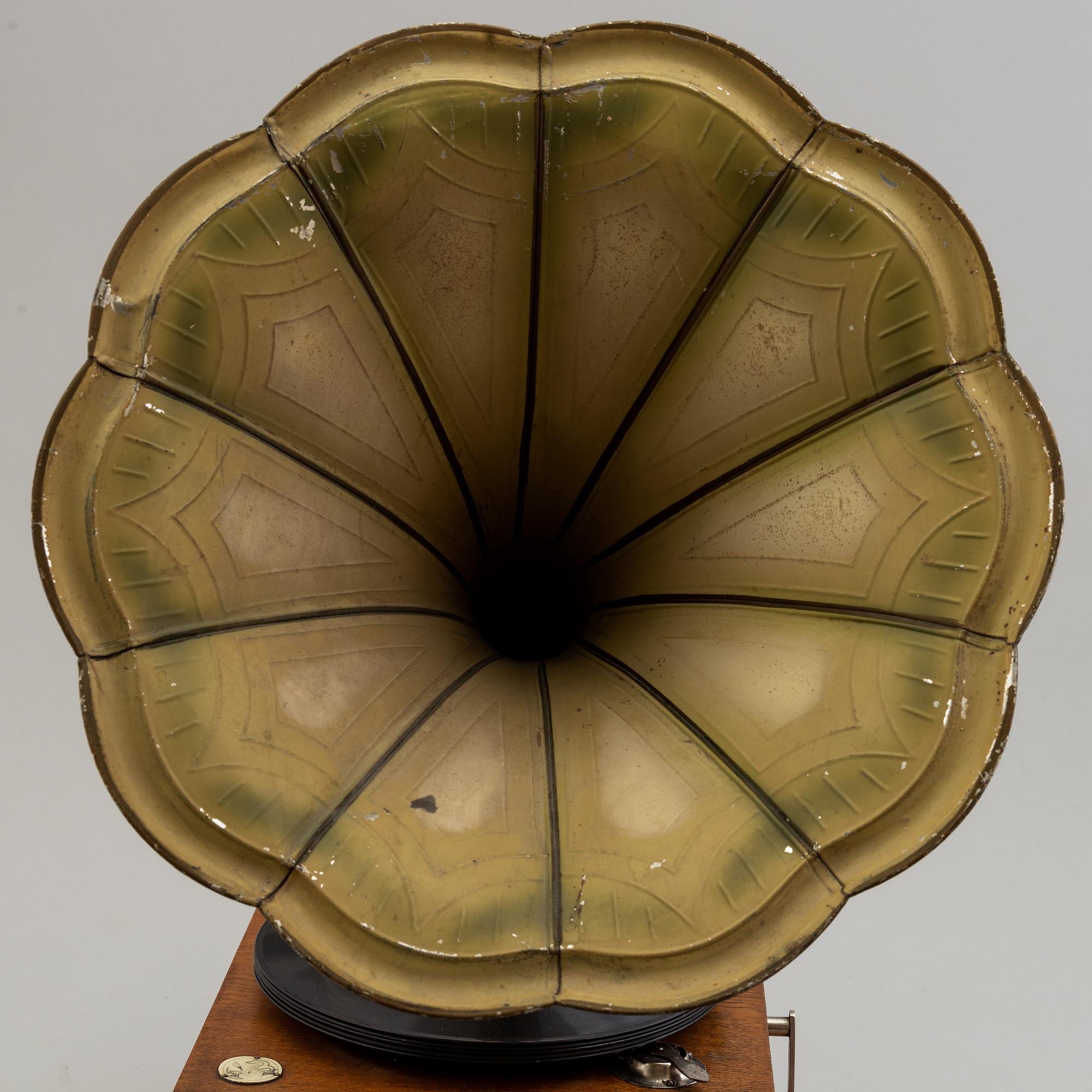 A circa 1900 grammophone.