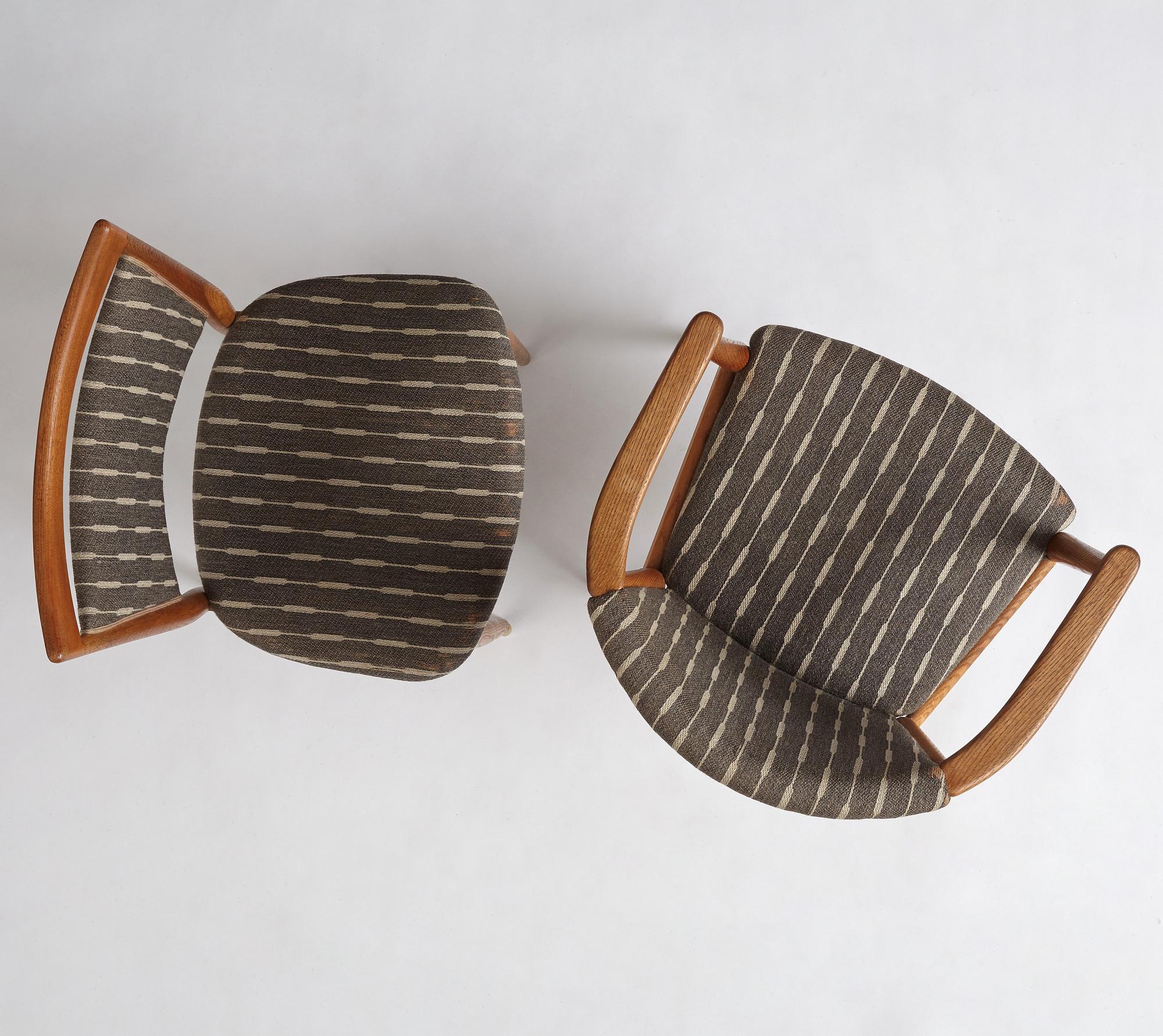 Finn Juhl, a set of 4 'SW86' + 1 oak chairs, Søren Willadsen, Denmark.