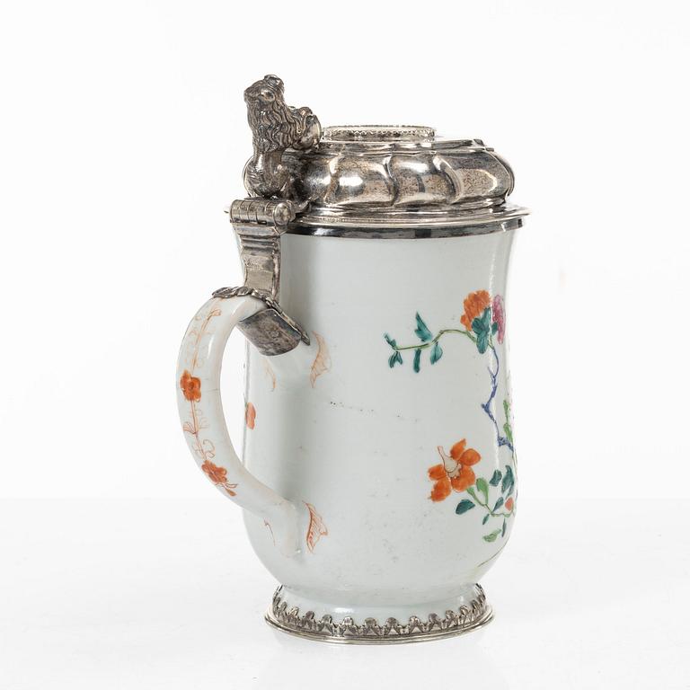 Nils Gram d ä, mugg med silverlock, kompaniporslin och silver, Köpenhamn 1756 samt Qingdynastin Qianlong (1736-95).