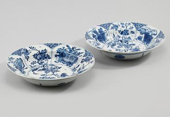TALLRIKAR, ett par snarlika, porslin, Kina, Kangxi, (1662-1722).