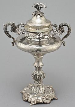 SOCKERSKÅLAR, ett par, silver, Lars Larsson & Co, Göteborg, 1859/1867. Tot vikt ca 2000 g.