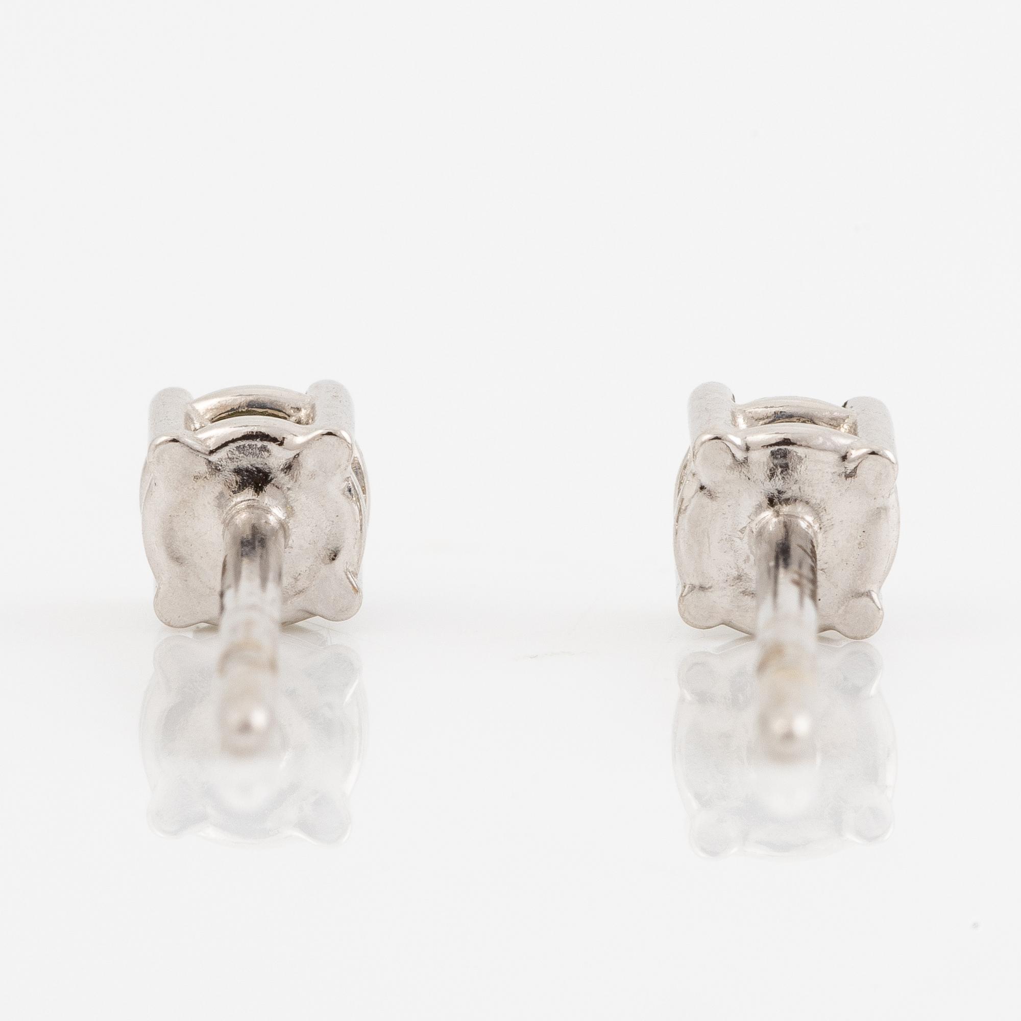 Earrings 18K white gold with colour-treated green brilliant-cut diamonds.