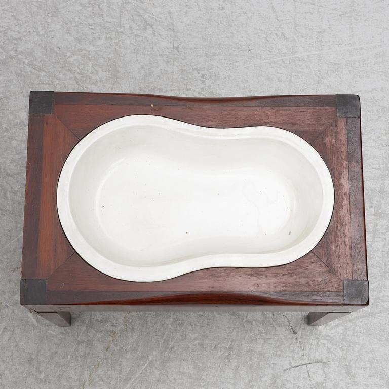 Washbasin, England, circa 1800.