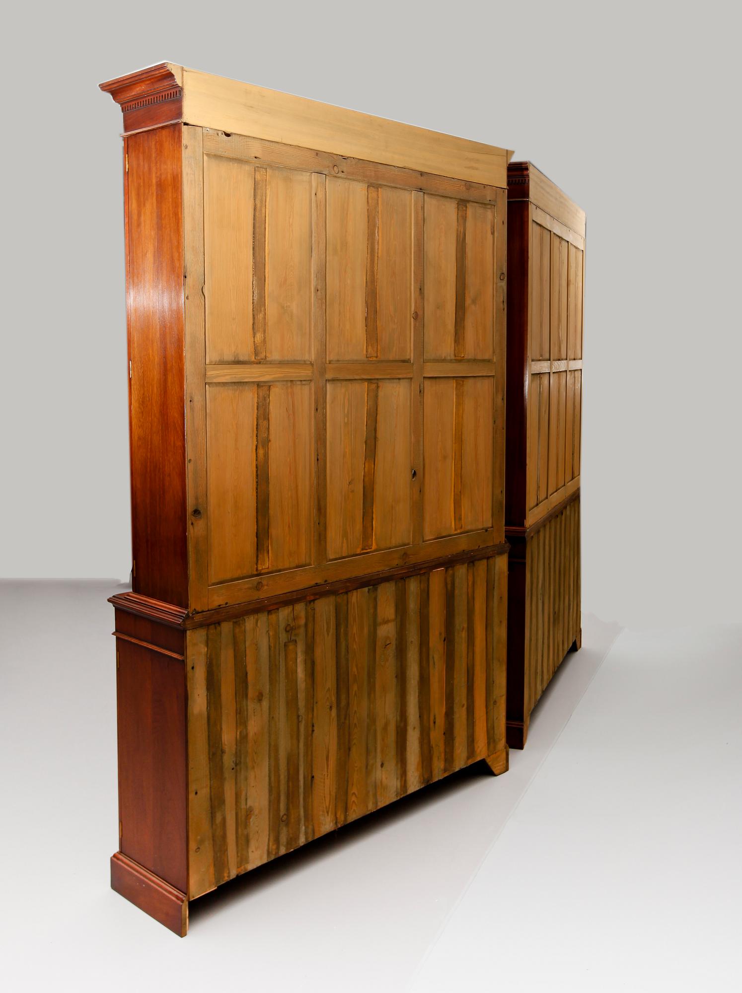 BOKSKÅP, 1 par, England, 1900-talets mitt.